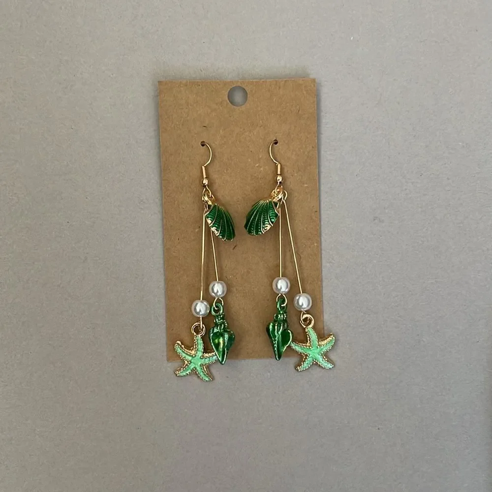 Green Shell Dangle Earrings A1241
